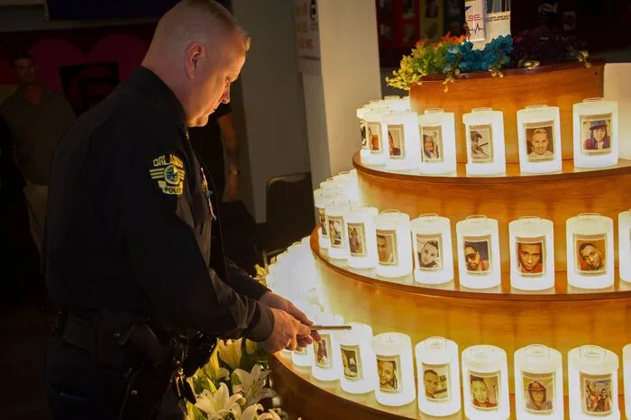 Diese sogenannte "Angel Force" war wenige Tage nach dem Massaker gegründet worden, um Trauernde vor Übergriffen zu schützen.