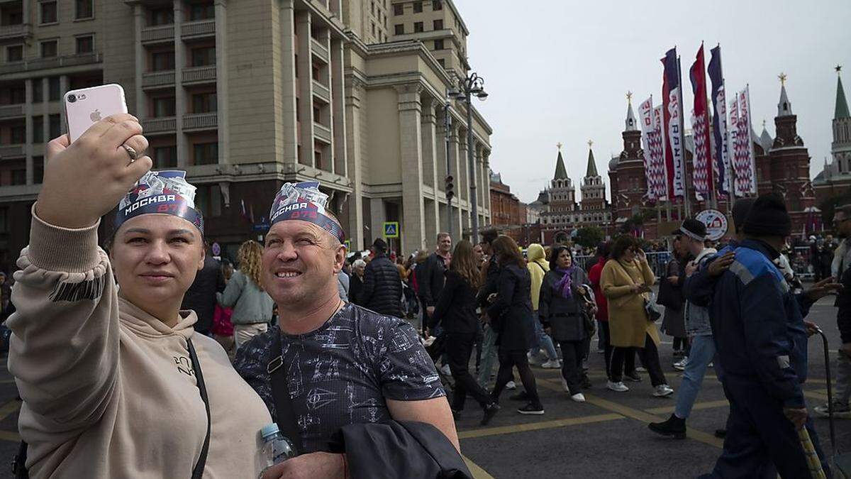 Selfie in Moskaus Straßen: Das offizielle Russland nimmt die Ereignisse nur begrenzt wahr