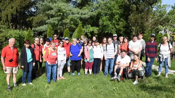 Zu einer Wanderung zur Lassnitz bis zum Grottenhof und schließlich zum Müllerwirt in Tillmitsch luden fünf Wanderführer des Alpenvereins Sektion Leibnitz 23 Klientinnen und Klienten der Lebenshilfe Leibnitz sowie ihre acht Betreuer.