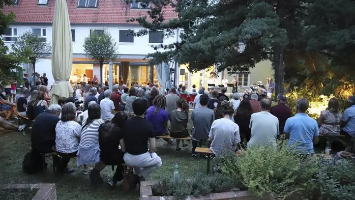 Ein musikalisches Potpourri stand beim Konzert der Band „G’mischter Satz“ im Chance-B-Innenhof am Programm