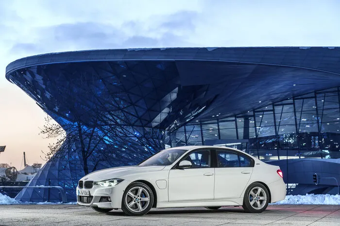 Die Plug-in-Variante des 3er BMW ist ausschließlich als Limousine erhältlich.Preis: ab 45.950 EuroLeistung: Vierzylinder-Turbobenziner, 1998 ccm, 184 PS. E-Motor mit 88 PS, Systemleistung 252 PSE-Reichweite: 40 kmE-Verbrauch: 11,0 kWhNormverbrauch: 1,9 lKofferraumvolumen: 370 LiterAbmessungen: 4633/1811/1429 mm L/B/H