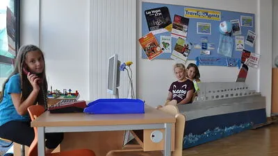 Die Freizeiträume für die Ganztagsschüler wurden liebevoll gestaltet. Am Foto: Cheyenne Großnegger testet mit Elena Bader und Julia Pöchmann gerade das neue Reisebüro