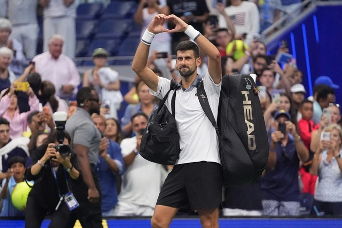  Der Grand-Slam-Rekordsieger verlor am Sonntag in einem dramatischen Spiel mit 6:7(5:7),7:5,6:4,2:6,1:6 gegen den argentinischen Außenseiter Mariano Navone. 
