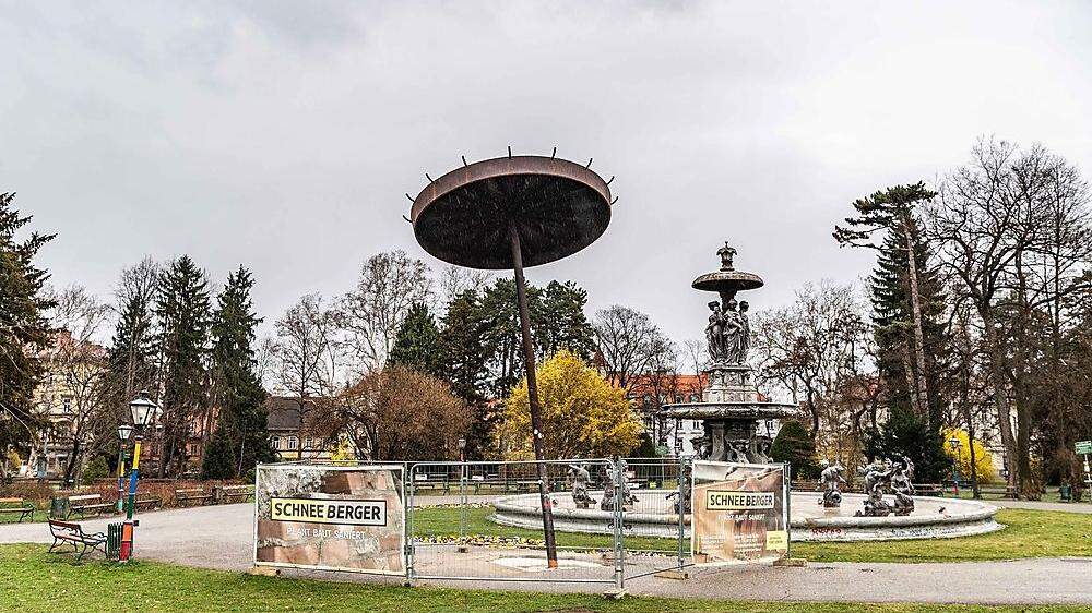 Das Kunstwerk im Stadtpark ist seit Tagen eingezäunt