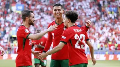 BERNARDO SILVA Team Portugal jubelt mit Kapitaen RONALDO Cristiano und VITINHA nach Eigentor zum 0 : 2 UEFA Fussball EURO 2024 in Deutschland Vorrundenspiel Gruppe F Tuerkei - Portugal 0 : 3 am 22.06.2024 in Dortmund DFL REGULATIONS PROHIBIT ANY USE OF PHOTOGRAPHS as IMAGE SEQUENCES and/or QUASI-VIDEO *** BERNARDO SILVA Team Portugal cheers with captain RONALDO Cristiano and VITINHA after own goal for 0 2 UEFA Football EURO 2024 in Germany preliminary round match Group F Turkey Portugal 0 3 on 22 06 2024 in Dortmund DFL REGULATIONS PROHIBIT ANY USE OF PHOTOGRAPHS as IMAGE SEQUENCES and or QUASI VIDEO Copyright: xLacixPerenyix