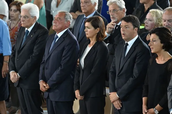 An der Trauerzeremonie für 35 der 49 Opfer in der mittelitalienischen Region Marken beteiligten sich auch der italienische Staatspräsident Sergio Mattarella, der zuvor das Katastrophengebiet besucht hatte ...