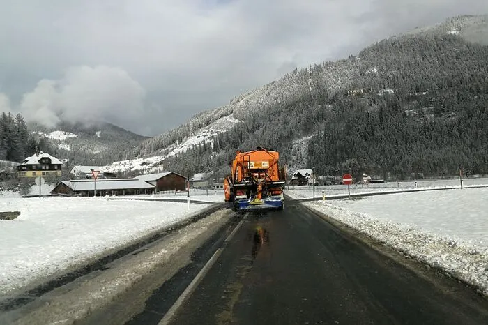 Räumfahrzeuge rückten aus.
