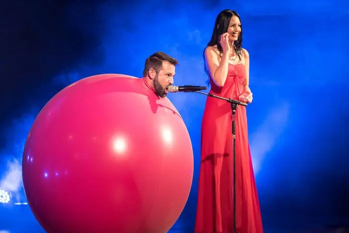 Ein Luftballon wurde Christoph Kulmer bei einem Auftritt beinahe zum Verhängnis.