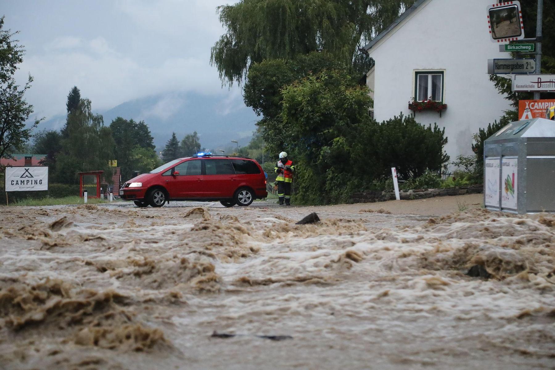 Murenabgänge und Überflutungen: Schwere Unwetter forderten die Feuerwehren 
