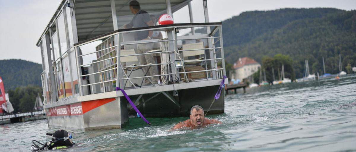 Martin Hoi zog das AK-Bücherboot nur mit seiner Muskelkraft