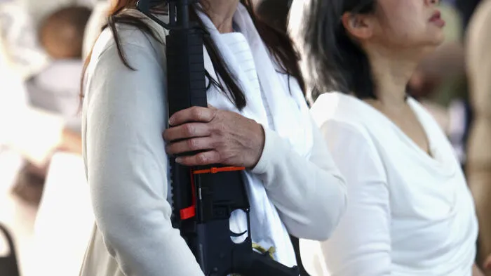 Vor einem halben Monat lief der 19-jährige Nikolaus Cruz in seiner Schule im US-Bundesstaat Florida Amok. Er tötet 17 Menschen, ehe er von der Polizei gestellt wurde. Seine Mordwaffe: Eine AR-15.