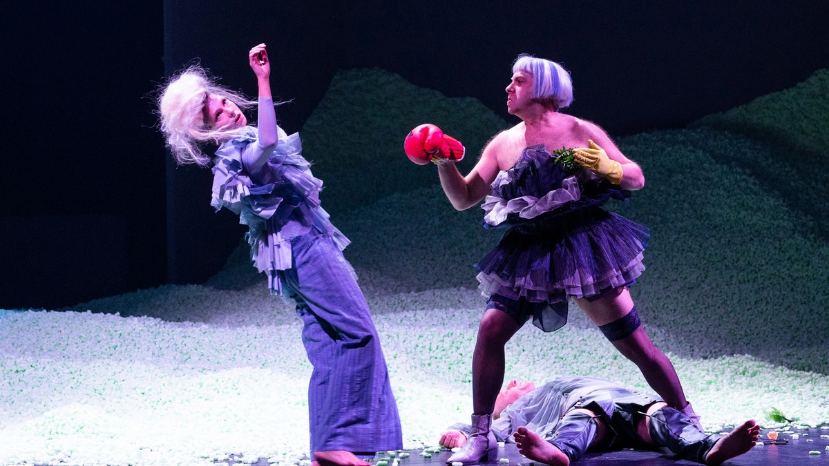 Harte Bandagen: Vera Bommer, Florian Köhler und Mathias Lodd (liegend) in "Ein Sommernachtstraum"