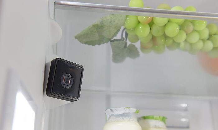Eine Kamera im Kühlschrankinneren sendet Bilder an das Smartphone