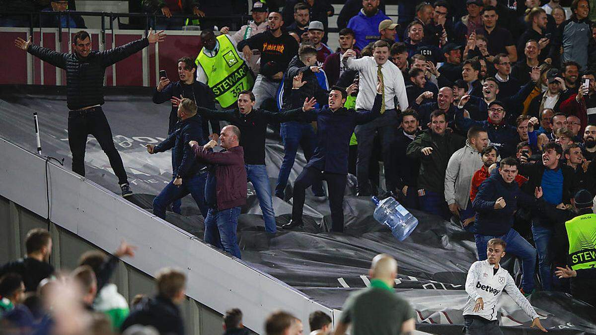 Bei West Ham gegen Rapid fielen auf der Tribüne nicht nur unschöne Worte, sondern auch ein Wasserkanister.