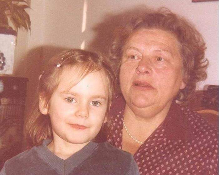 Nina Blum mit ihrer Großmutter