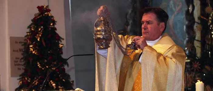 Ein Priester steht im Priestergewand hinter einem Altar und hält ein Weihrauchgefäß in seiner Hand | Erich Aichholzer von der Pfarre Ossiach wurde für weitere sechs Jahre zum Dechant gewählt
