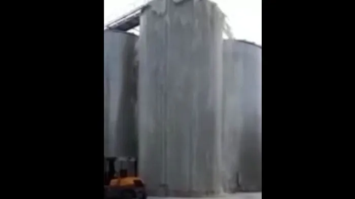 Sprudel sprudel: Silo mit 30.000 Litern Prosecco schäumte über