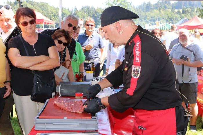 Doppel-Grillweltmeister Adi Matzek gab wieder Grilltipps.
