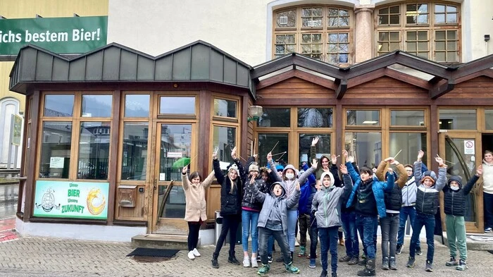 Gespannt erwarteten die Musikerinnen und Musiker des Gösser Musikvereines die dritten und vierten Klassen der Volksschule Göss in ihrem Proberaum in der Brauerei Göss.  