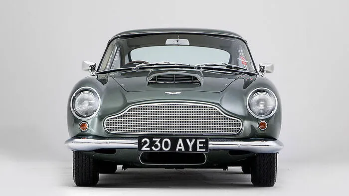 Der Aston Martin DB4 GT war eine besonders leichte und leistungsfähige Version des DB4 – dem Vorgänger von James Bonds Dienstwagen DB5. Er konnte 1959 gleich in seinem ersten Renneinsatz mit Sir Stirling Moss am Steuer einen Sieg in Silverstone einfahren.