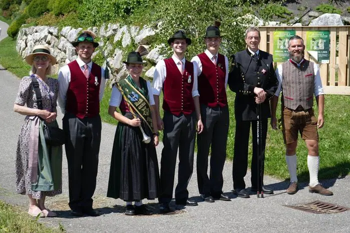 Unter der Leitung von Kapellmeister Thomas Pöllinger erklang die „Festmusik von Weber“, bevor Ehrengäste mit kurzen Ansprachen die Bedeutung der Blasmusik in der Region hervorhoben.