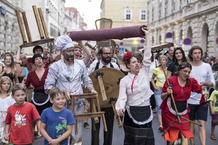 ... aber bevor dann wirklich eröffnet wird, müssen auf einem Umzug durch die Stadt erst einmal allerhand Katastrophen bewältigt werden ...