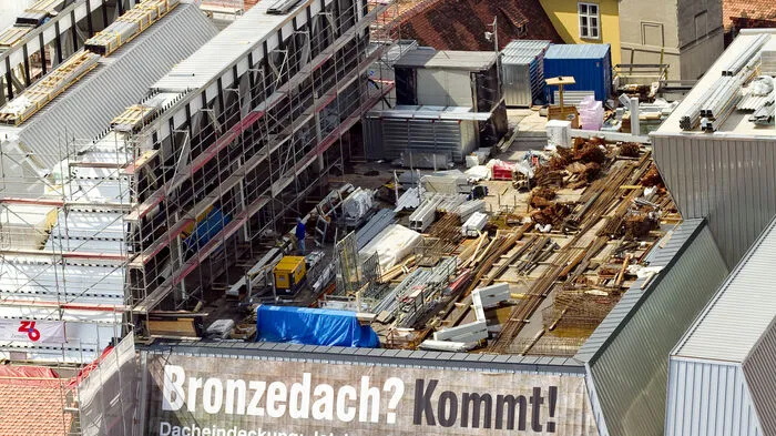Das plakative Versprechen für ein Bronzedach gab es schon in der Bauphase 2010. Bis heute blieb es aber beim Edelstahl.