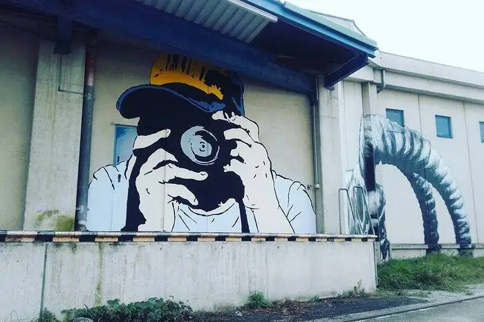 Er durfte eine Wand direkt neben einem Werk des weltbekannten Streetart-Künstler Roa aus Belgien - der Skelettschädel eines Steinbocks - verschönern.