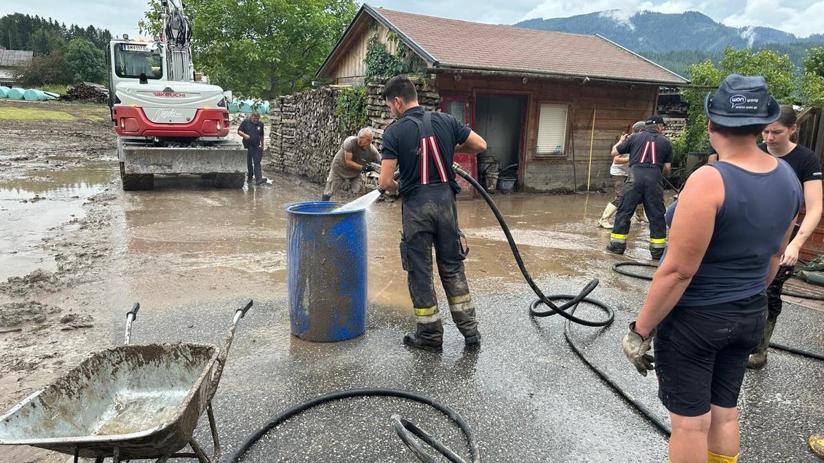 Die Deutschlandsberger Feuerwehrleute unterstützten die Bevölkerung bei den Aufräumarbeiten