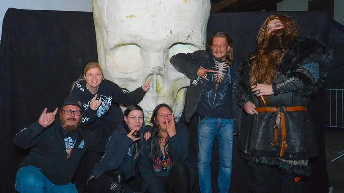Große Totenschädel schmückten den Eingang der Tenne in Schladnitz, in der am 4. Oktober das Schädlfest stattfand