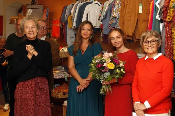 „Zusätzlich kann der Weltladen den Auftrag besser gerecht werden, den Fairtrade-Gedanken weiterzugeben – vermehrte Besuche von Schulklassen und Bildungsangebote sind geplant“ berichtete die Weltladen-Führungsriege mit Obfrau Marianne Radl und Geschäftsführerin Bianca Bleiner bei der offiziellen Eröffnung am Samstagvormittag. 
