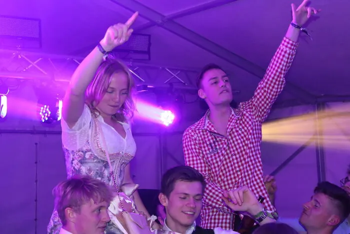 Im Discozelt erreichte der Frühlingsball für viele Besucher den persönlichen Höhepunkt.