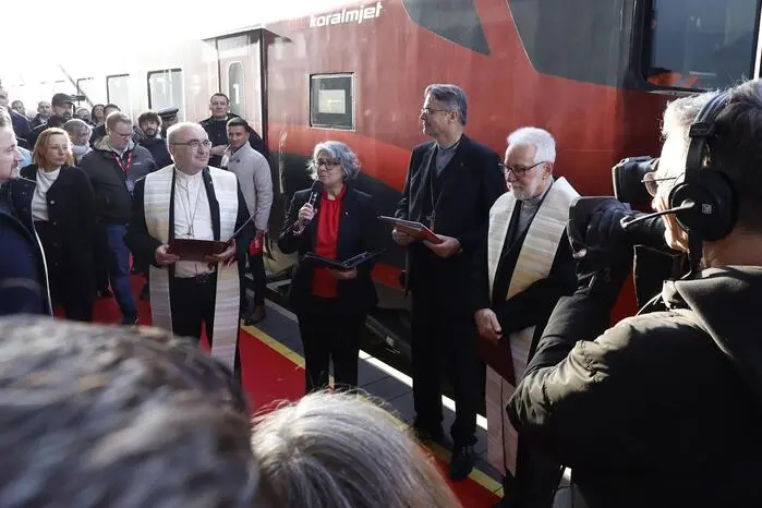 Bischof Wilhelm Krautwaschl, die Kärntner Superintendentin Andrea Mattioli, der steirische Superintendent Wolfgang Rehner und Bischof Josef Marketz bei der Segnung des Zugs am Hauptbahnhof in Graz 