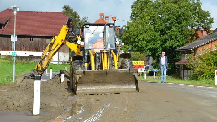 Mit Baggern versucht man der Verwüstung Herr zu werden.