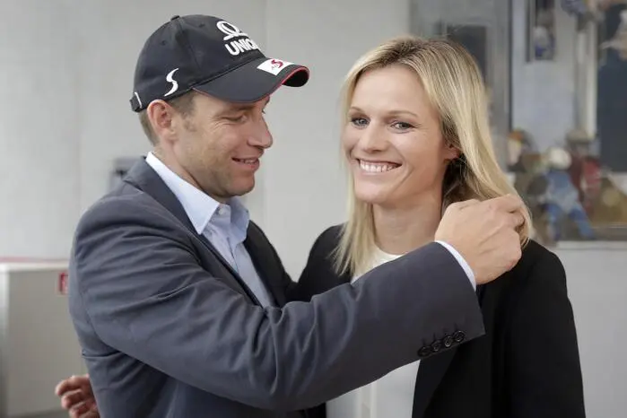 Eines der Traumpaare der österreichischen Sportlandschaft: Benjamin und Marlies Raich (ehemals Schild). Ihre Skisportkarriere, die sie oft an die gleichen Orte brachte, führte sie zusammen. Nach elf Jahren Beziehung heirateten sie 2015. Mittlerweile haben sie drei Kinder. Die Söhne Josef (8) und Jakob (7) sowie Tochter Magdalena (4)