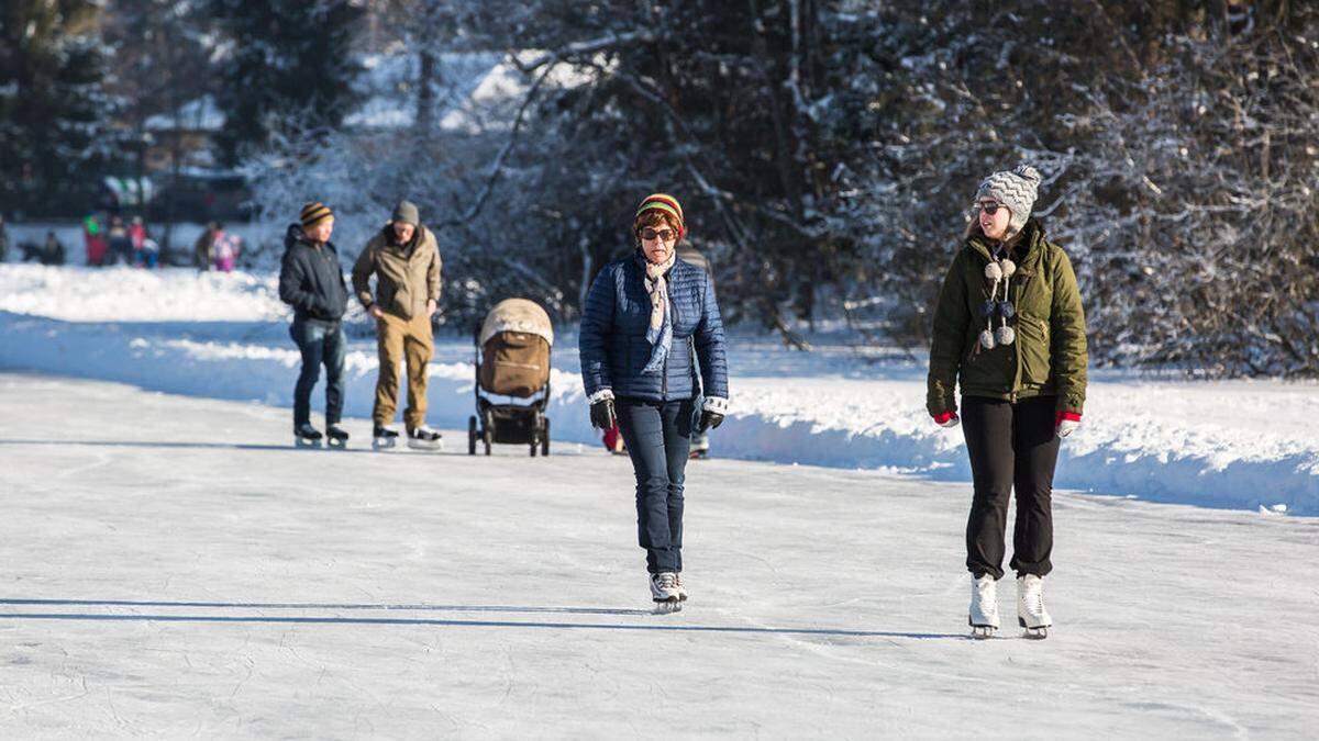 Der Moosburger Mitterteich ist für Eisläufer freigegeben