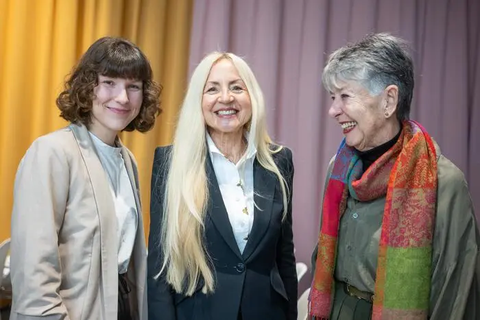 Vorbilder im Gesundheitssystem: Andrea Hirschenberger (Mitte) und Coralee Meier (re.) mit FELIN-Geschäftsführerin Katrin Fischer