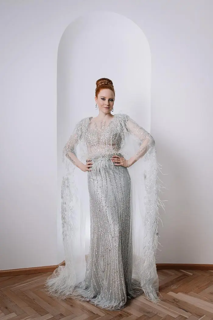 Feenhaft wirkt die schimmernde Robe von Model Barbara Meier