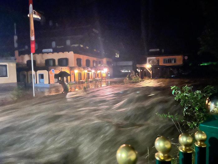 Gigantische Wassermassen haben sich am Sonntagabend ihren Weg durch Kremsbrücke gebahnt