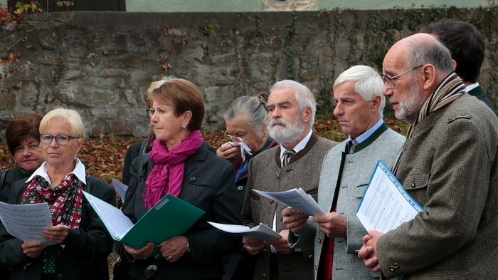 Mit der Weihe des renovierten Missionskreuzes wurde auch der neu gestaltete Kirchplatz in Stallhofen seiner Bestimmung übergeben. 
