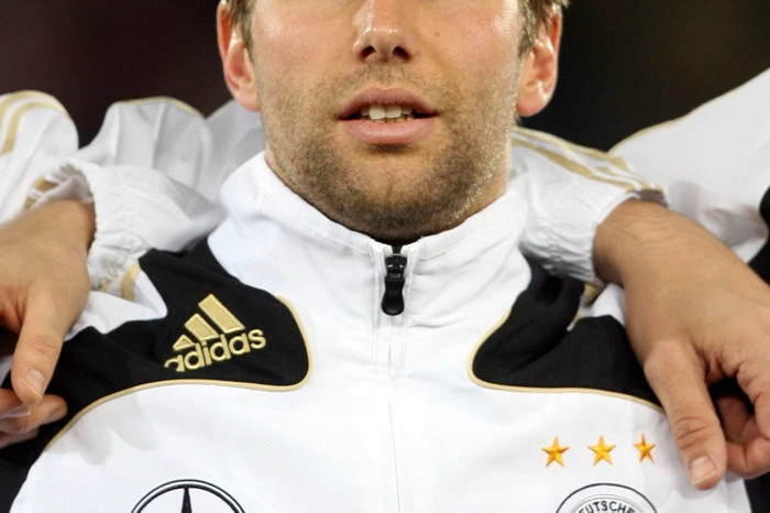 "Die Schweden sind wie die Mittdreißiger in der Disco: Hinten reinstellen und warten, ob sich was ergibt." ARD-Experte Thomas Hitzlsperger über die Spielweise der schwedischen Nationalmannschaft vor dem Spiel gegen Deutschland.