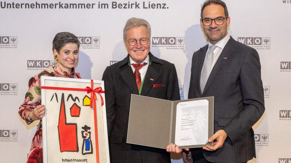 Im Rahmen des Neujahrsempfangs 2023 in Lienz wurde Michael Aichner für seine langjährigen Verdienste mit dem Berufstitel des Kommerzialrats ausgezeichnet 