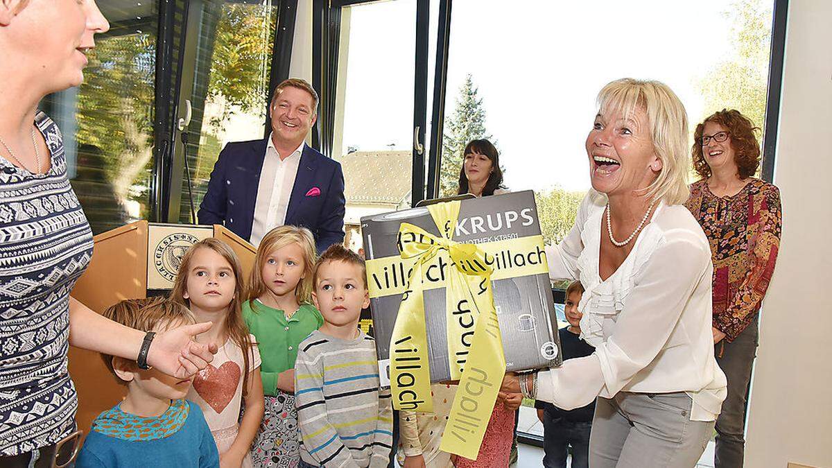 Kinder, Pädagoginnen und Bürgermeister Albel freuen sich über den neuen Zubau 