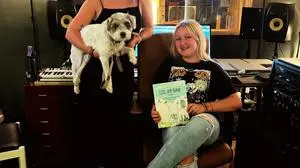 Im Tonstudio: Anna Gratzer mit Hündin Lilo und deren "Stimme" Maia Greul.