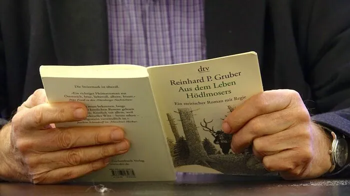 "Aus dem Leben Hödlmosers", dem ersten Roman von dem weststeirischen Autor Reinhard P. Gruber, las der Autor im Hannes Schwarz Saal  im Kunsthaus Weiz mit musikalischer Begleitung.