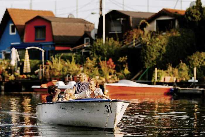 Alte Donau. Mit ein bisschen Fantasie hat die Bundeshauptstadt sogar eine Riviera: Rund 500 Ruder-, Elektro- und Tretboote warten an der Alten Donau auf Freizeitkapitäne. Oder: Beim Restaurant Schinakl kann man schwimmende Inseln für bis zu acht Personen mieten. 