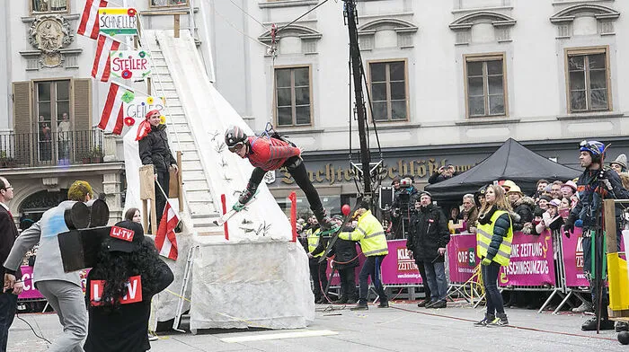 Der Hauptplatz wurde zur Skisprungschanze umfunktioniert