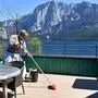 ABD0004_20200423 - ALTAUSSEE - ÖSTERREICH: ++ THEMENBILD ++ ZU APA0238 WI VOM 22.04.2020 - Illustration zum Thema "Tourismus / Hotellerie / Sommersaison" - Quartierbesitzer in Vorbereitung auf die Sommersaison am Mittwoch, 22. April 2020. Mit 1. Mai werden die Ausgangsbeschränkungen gelockert, Gastronomie und Hotellerie werden stufenweise folgen. - FOTO: APA/BARBARA GINDL