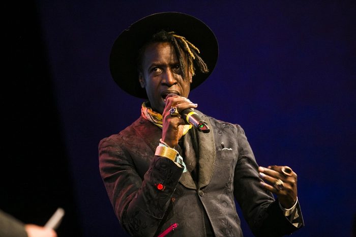 ... Appelle und Botschaften kamen von Aktivisten und Künstlern wie etwa der Spoken-Word-Legende Saul Williams ...