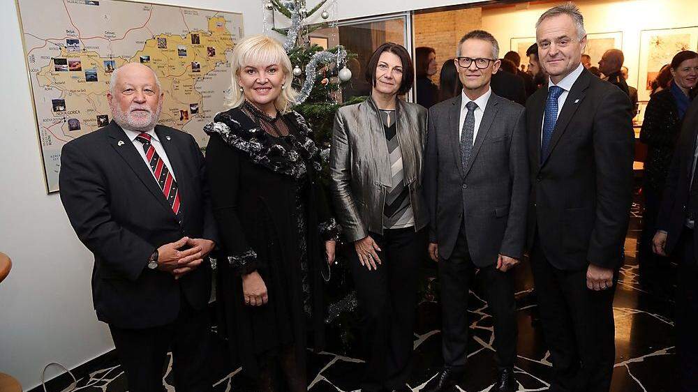 Zufrieden zeigten sich der slowenische Minister für Auslandsslowenen Peter (C)esnik, Staatssekretärin Olga Belec, Vesna und Anton Novak und Benjamin Wakounig (von links)